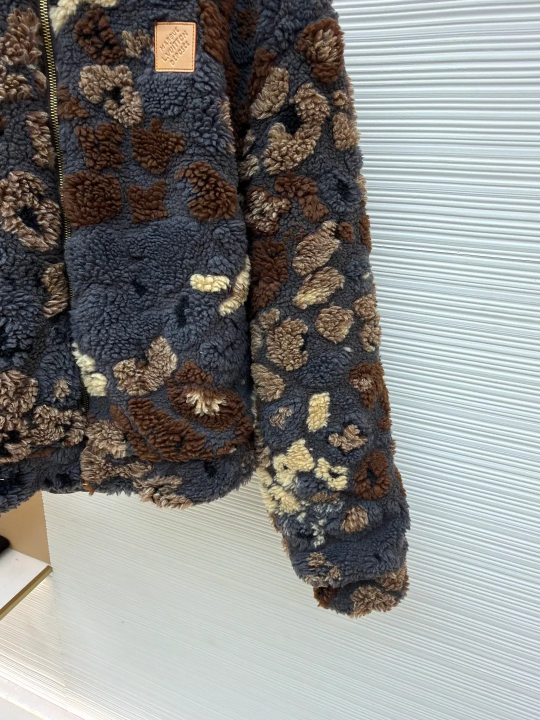 LOUIS VUITTON Teddy Polar Fleece Reversible Jacket ●Original version: Purchased and developed in 21999 ●Item number: 1680800-C10 ●Fabric: Polar fleece fabric ●Technology: Positioned cutting machine ●Version: Fitted version ●Weight: about 1185 grams ●Size: S-M-L-XL ●Description: yp consistent 88% polyester fiber 12% sheep wool blended yarn-dyed fabric versus dyed wool jacquard weaving Processed by a variety of complex processes, the wool is fluffy and dense, the wool is soft, light and fluffy, and the grain texture is full and even, which is different from the full polyester fabric version. The finished product feels more fluffy and soft after being pelletized. The pellet after blending is not easy to shed lint and lint. It comes with an antique bronze slider with orbital teeth. The overall wiring is straight and delicate, the fabric is comfortable and soft, and the color is consistent without color difference. It can be matched with the same style to create a fashionable look and control various occasions. Customized accessories, complete with three standards, same style for men and women!